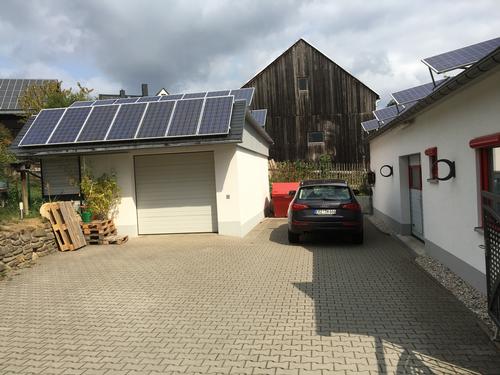 Solarzellen auf Garagendach